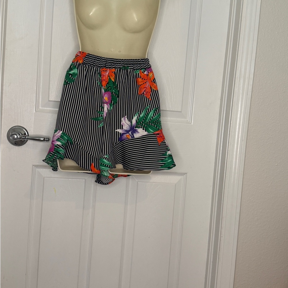 Who What Wear Tropical Shorts With Ruffle Legs